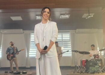 A cantora e compositora Aline Gomes lança a música autoral “Nossa Esperança”, na qual fala sobre este amigo incomparável, Jesus!