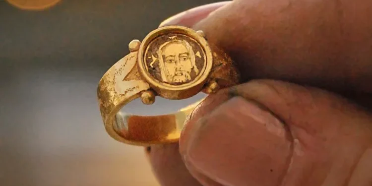 Anel com o rosto de Jesus Cristo é encontrado por arqueólogos