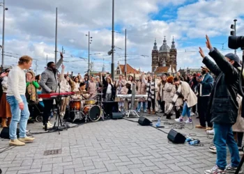 Turistas aceitam a Jesus durante evangelismo em Amsterdã