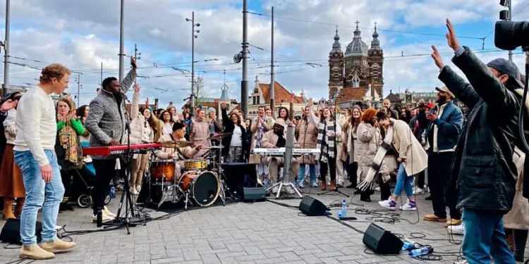 Turistas aceitam a Jesus durante evangelismo em Amsterdã