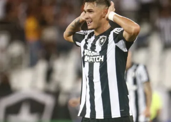 Botafogo sofre no fim, mas vence o Atlético-GO