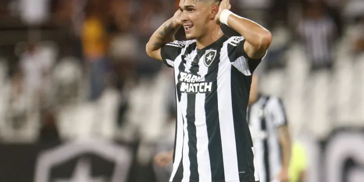 Botafogo sofre no fim, mas vence o Atlético-GO