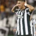 Botafogo sofre no fim, mas vence o Atlético-GO