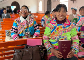 Bíblia chega a comunidade chinesa isolada após 100 anos