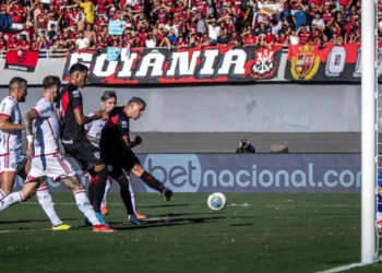Flamengo vence o Atlético-GO com gol no fim no Serra Dourada