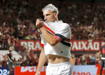 São Paulo vence Atlético Goianiense com dois a mais