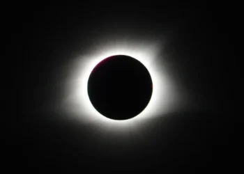 Eclipse Solar Total: saiba o que observar durante fenômeno