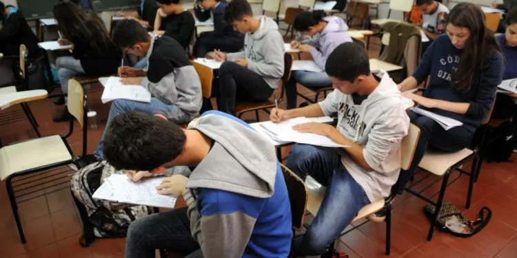 Gestão Tarcísio coloca inteligência artificial nas escolas