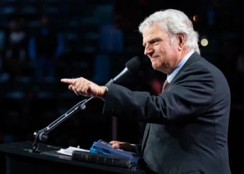 Franklin Graham atrai mais de 8 mil pessoas em pregação