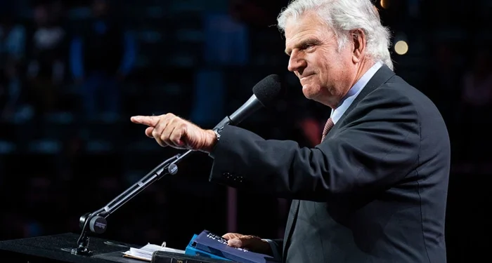 Franklin Graham atrai mais de 8 mil pessoas em pregação