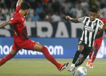 Botafogo marca no fim, empata e mantém liderança