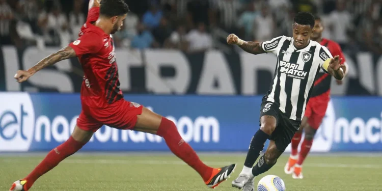 Botafogo marca no fim, empata e mantém liderança