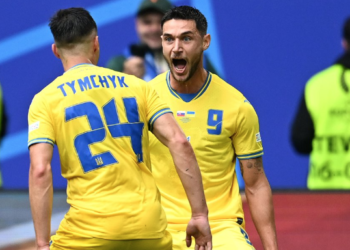 Ucrânia vira contra a Eslováquia e segue viva na Eurocopa
