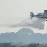 Bombeiros tentam combater incêndios no Pantanal em junho de 2024