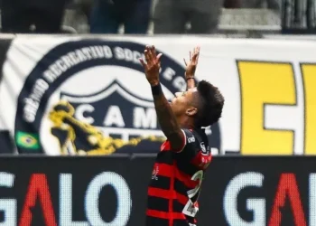 Flamengo castiga o Atlético-MG e segue líder do Brasileirão