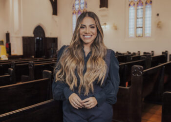 A cantora gospel Gabriela Rocha apresenta seu novo single “Toda Terra”, a primeira faixa do aguardado álbum “A Igreja”.