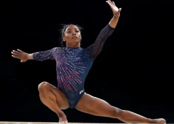 Simone Biles disputará todos os aparelhos na final