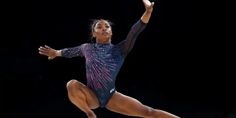 Simone Biles disputará todos os aparelhos na final