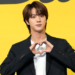 A estrela do K-Pop e membro do BTS, o cantor Jin, participará do revezamento da tocha olímpica ao representar a Coreia do Sul.