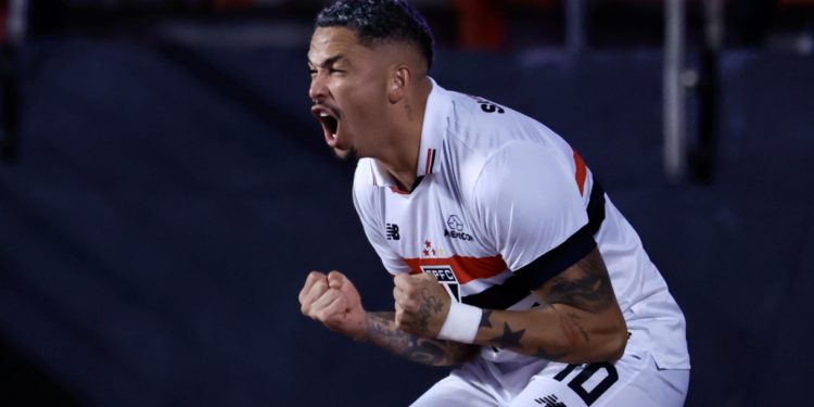 São Paulo vence Goiás e abre vantagem na Copa do Brasil