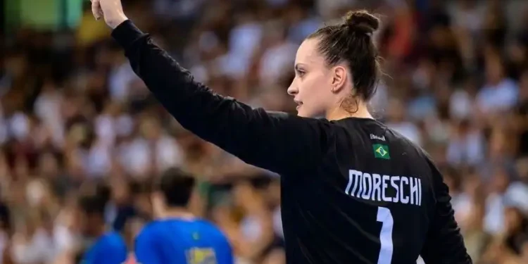 Gabi Moreschi brilhou na estreia do handebol do Brasil