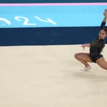 Júlia Soares durante disputa por equipes da ginástica artística na Olimpíada de Paris