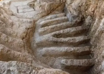 Arqueólogos descobrem fosso de 3.000 anos