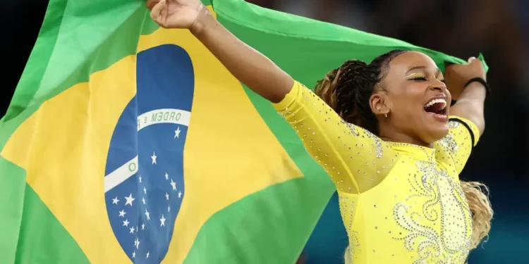 Rebeca Andrade se torna a maior medalhista olímpica feminina