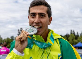 Vídeo mostra tia de Caio Bonfim orando durante prova