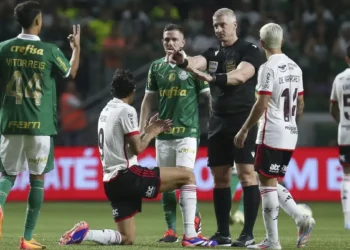 Flamengo perde para Palmeiras, mas avança na Copa do Brasil