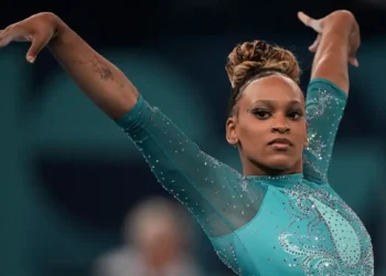 Rebeca Andrade conquista ouro e vira maior medalhista do Brasil