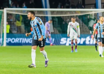 Reinaldo faz dois, e Grêmio vira sobre o Fluminense em ida da Libertadores