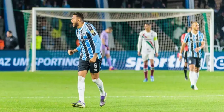 Reinaldo faz dois, e Grêmio vira sobre o Fluminense em ida da Libertadores